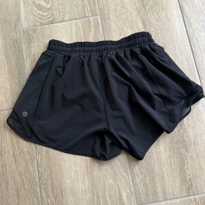Lululemon Hotty Hots 4 inch size 6 low rise. Only worn 3 times.